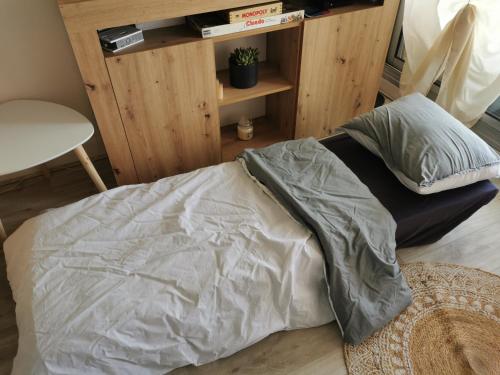 - un lit avec une couette dans l'établissement Studio confortable, face mer, proches commerces, à Pornichet