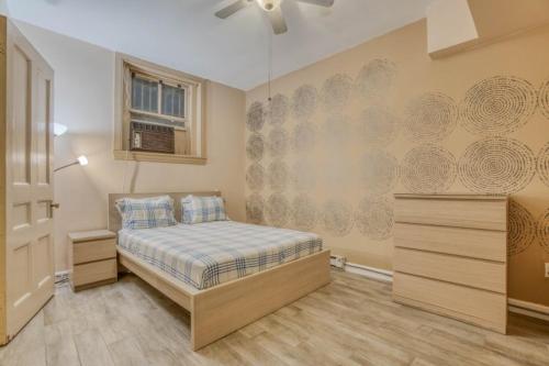 Tempat tidur dalam kamar di Mount Vernon Apartment Rear