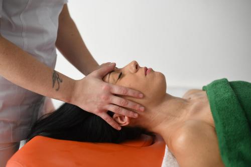Una mujer recibiendo un masaje de un terapeuta. en Hotel Casa Didé, en San Didero 
