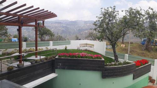 a garden on the roof of a house at Salora Kodai in Kodaikānāl