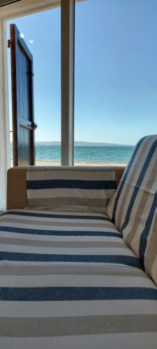 Cama en habitación con vistas al océano en Casa da Gino, en Calasetta