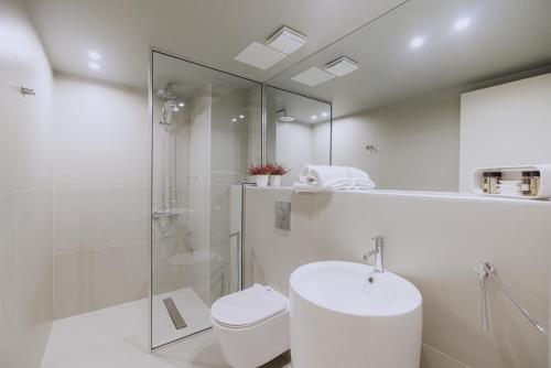 Koupelna v ubytování Flisvos Royal Hotel & Suites