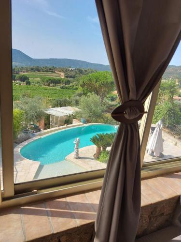 a view of a swimming pool from a window at Superbe maison entière villa les pinsons in Emponse