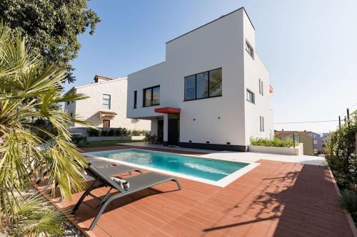 ポドストラナにあるQuiet family Villa Anne, Podstranaの正面にプールがある家