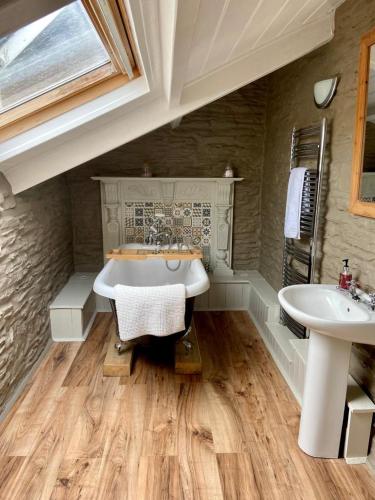 a large bathroom with a tub and a sink at Jabajak Vineyard Restaurant & Rooms in Whitland