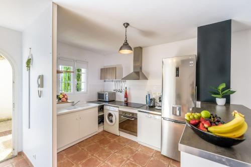 une cuisine avec un bol de fruits sur un comptoir dans l'établissement Marina Aigues-Mortes ****, à Aigues-Mortes