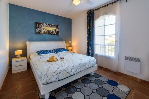 une chambre avec un lit avec un chapeau dessus dans l'établissement Marina Aigues-Mortes ****, à Aigues-Mortes