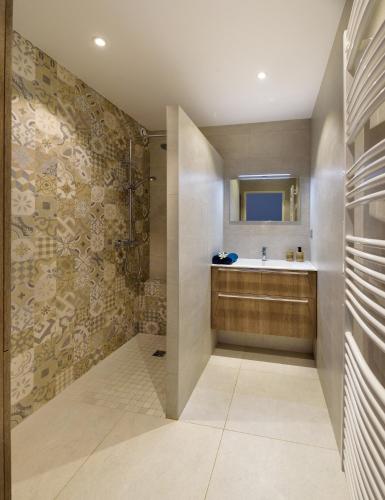 une salle de bain avec un lavabo et un miroir dans l'établissement Marina Aigues-Mortes ****, à Aigues-Mortes