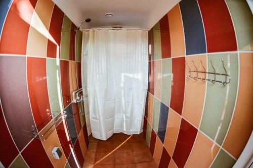 La salle de bains est pourvue d'une douche et d'un rideau. dans l'établissement Sunny Nights Homestead Historic House, à Gataučiai