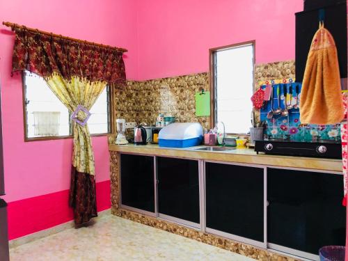 Homestay TokAbah tesisinde mutfak veya mini mutfak