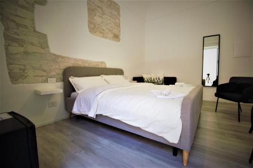 a bedroom with a large bed with white sheets at B&B Belvedere All'Idria in Ragusa