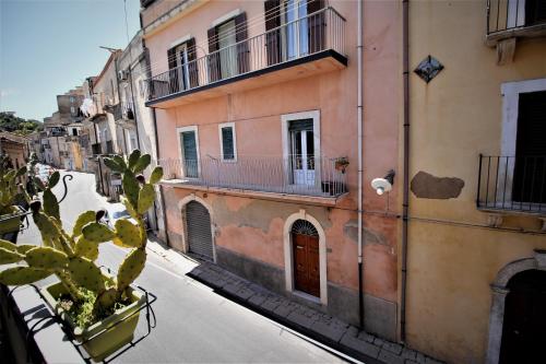 an alley in an old building with a building at B&B Belvedere All'Idria in Ragusa