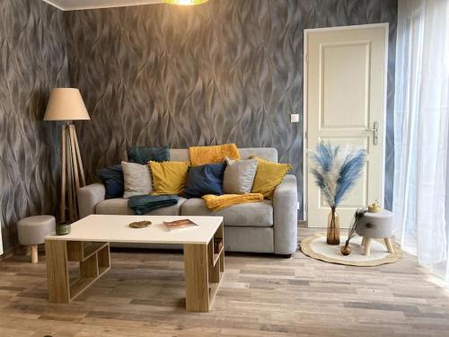 a living room with a couch and a coffee table at Les pieds dans l'eau... au chaud !!! in Le Crotoy