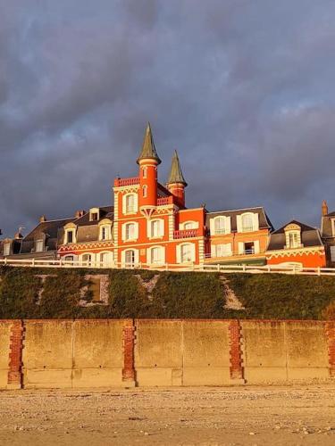 a large building with turrets on top of a wall at Les pieds dans l'eau... au chaud !!! in Le Crotoy