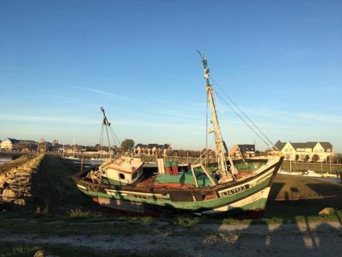 a boat that is sitting on the ground at Les pieds dans l'eau... au chaud !!! in Le Crotoy