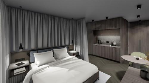 - une chambre avec un grand lit blanc et une table dans l'établissement La Sonett, à Gmunden