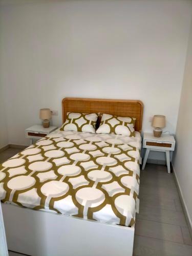- une chambre avec un lit et 2 tables de chevet dans l'établissement Loft con piscina comunitaria, à Las Negras