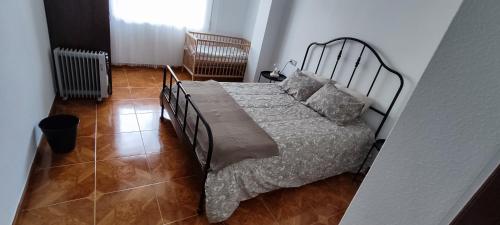 alecrin في كامارينياس: غرفة نوم بسرير وأرضية من البلاط
