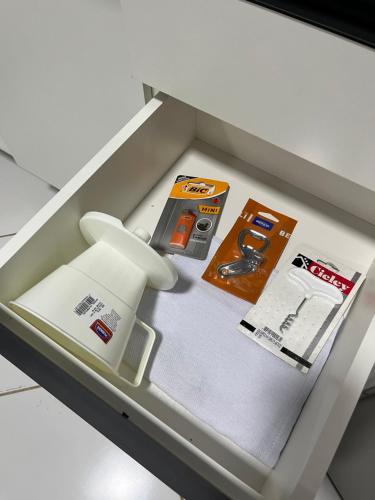 ボア・ヴィスタにあるApartamento em Boa Vistaの白い箱の中に工具が詰まった引き出し