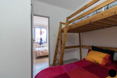 1 dormitorio con litera y escalera en Appart Luchon au centre des allée d'etigny, en Luchon