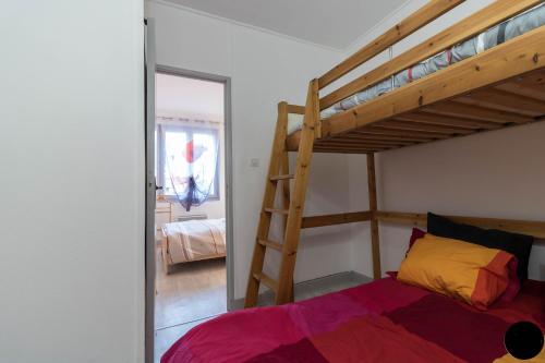 une chambre avec un lit superposé et une échelle dans l'établissement Appart Luchon au centre des allée d'etigny, à Luchon