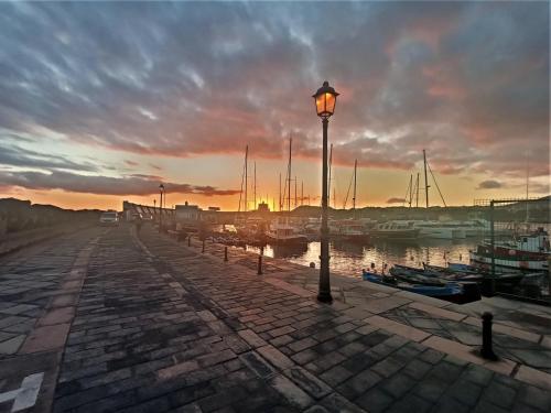 un lampadaire à côté d'un port avec des bateaux dans l'établissement Sunny Harbour, à Arona