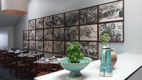 un restaurant avec des photos en noir et blanc sur le mur dans l'établissement Hotel Rali Viana, à Viana do Castelo