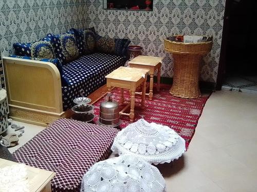 - un salon avec un canapé et une table dans l'établissement Dar Margot Marrakech, à Marrakech
