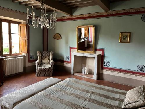 1 dormitorio con cama, espejo y silla en House on the river, en Calci