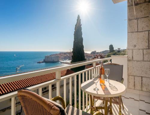 d'un balcon avec une table et des chaises donnant sur l'océan. dans l'établissement Apartments Banje Beach, à Dubrovnik