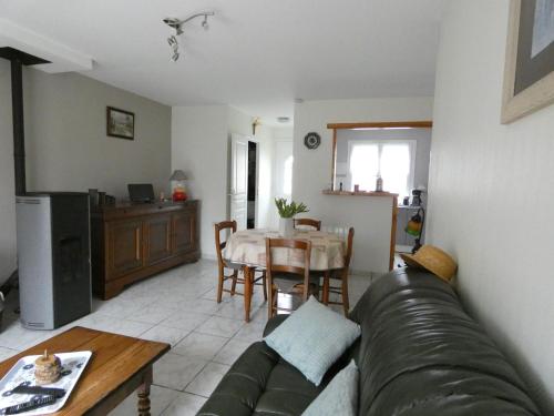 un salon avec un canapé et une table dans l'établissement L'ESCALE Côte d'Opale, à Hesdigneul-lès-Boulogne