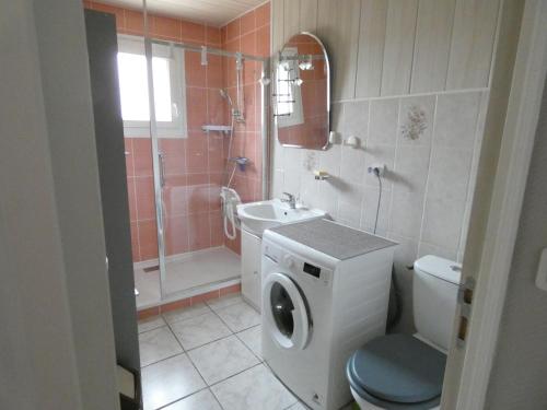 une salle de bain avec toilettes, lavabo et douche dans l'établissement L'ESCALE Côte d'Opale, à Hesdigneul-lès-Boulogne