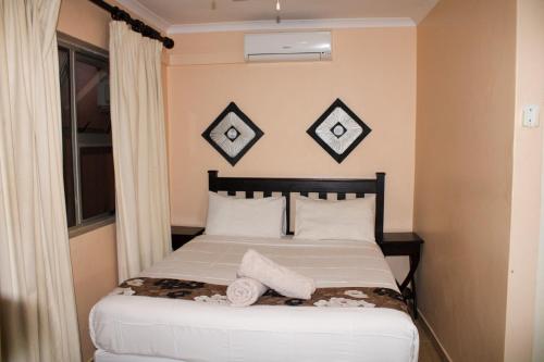 Una cama o camas en una habitación de Seaview Executive Guest House