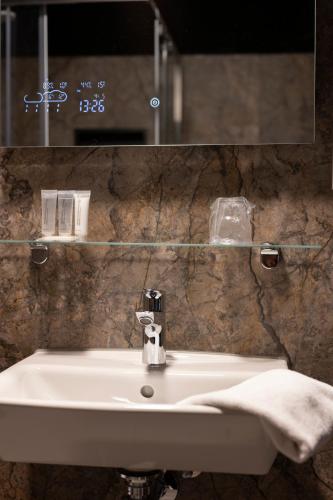 a bathroom sink with a towel and a mirror at Hotel & Restaurant Wildthout in Ommen