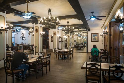 a dining room with people sitting at tables at Hotel Sierra Gorda in Ciudad Victoria