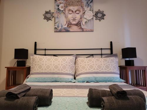 Bajo de esencia relajante con piscina privada y patio!