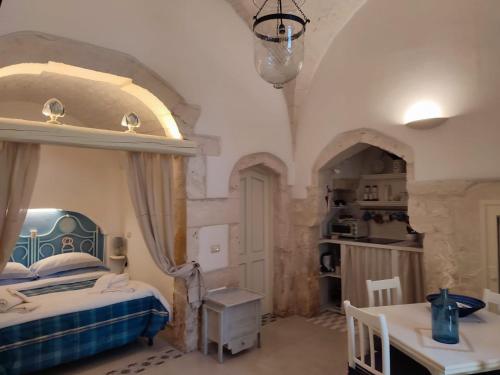 a bedroom with a bed and a table at Antiqua Nova in Ceglie Messapica
