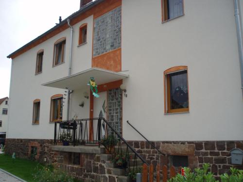 uma casa branca com uma escada em frente em Haus-in-Gemuenden-an-der-Wohra em Gemünden an der Wohra
