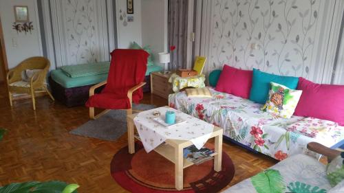ein Wohnzimmer mit einem Sofa und einem Tisch in der Unterkunft Haus in Gemünden an der Wohra in Gemünden an der Wohra