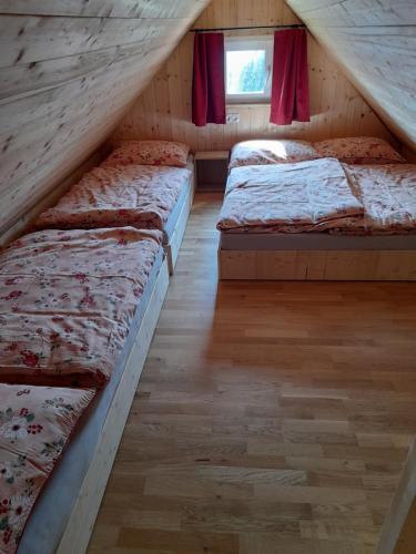 Llit o llits en una habitació de Ferienhütte Zetzhirsch