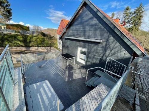 eine Luftansicht eines Hauses mit einer großen Terrasse in der Unterkunft Ferienwohnung Engelsbach in Engelsbach