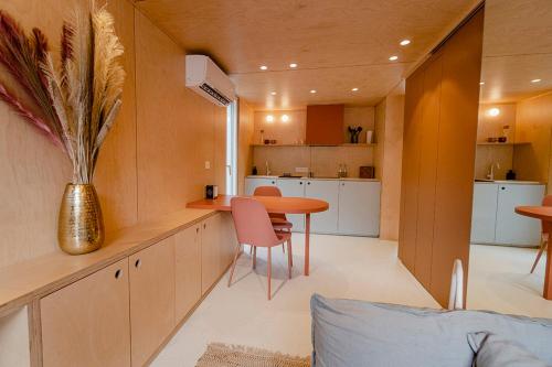 a kitchen and dining room with a table and chairs at Au fond du jardin in Profondeville