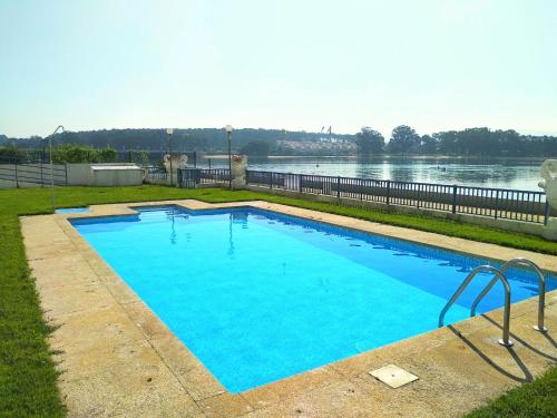 สระว่ายน้ำที่อยู่ใกล้ ๆ หรือใน Precioso apartamento con piscina y jardín frente a la Toja