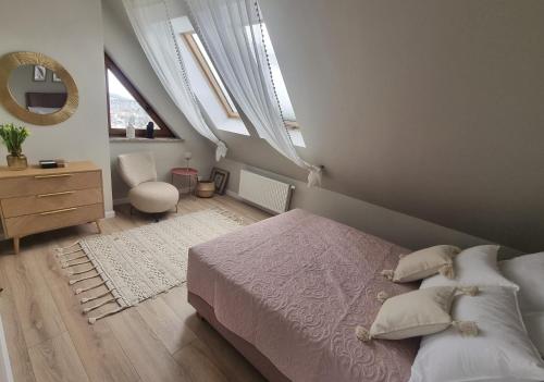 Posteľ alebo postele v izbe v ubytovaní Uroczy Penthouse