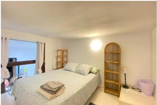 sypialnia z dużym łóżkiem i oknem w obiekcie ILE BUENA VISTA EXTERIO w Madrycie