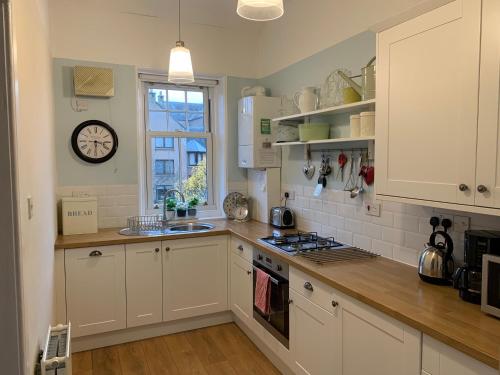 Peebles Cottage Apartment with River View and Bike Storeにあるキッチンまたは簡易キッチン