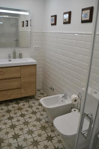 y baño con bañera, lavabo y aseo. en Dúplex Dels Estudis, en Morella