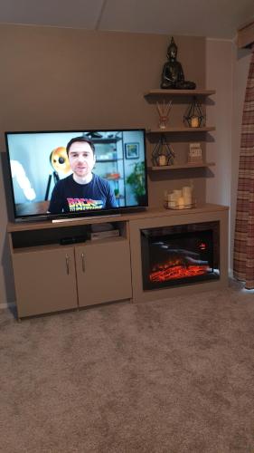 Una televisión o centro de entretenimiento en Seaview Homes