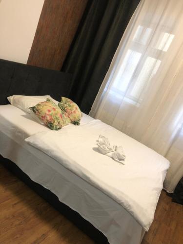 
A bed or beds in a room at Luxury Apartments Zelny Trh 11
