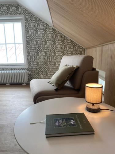a living room with a couch and a table with a lamp at Eleonora Bed & Breakfast in Kristiinankaupunki